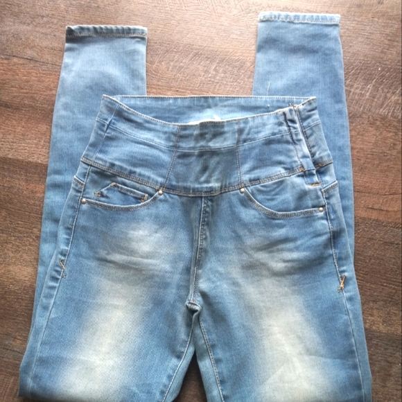 YMI Denim - YMI Wanna betta shape size 7 jeans medium wash. High rise